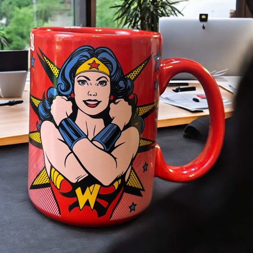 Wonder Woman collectible mug by Zak! Vibrant colors.